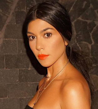 Ближе к природе: Кортни Кардашьян полностью голая позирует в зелени