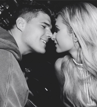 Пэрис Хилтон страстно поздравила молодого бойфренда с днем рождения