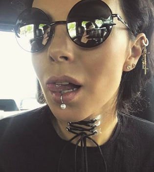 Настя Каменских сделала пирсинг губы