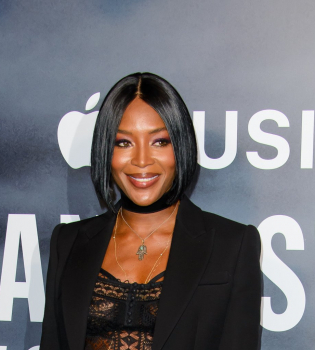 Наоми Кэмпбелл впервые за много лет кардинально сменила прическу