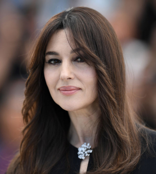 Роскошный выход: Моника Беллуччи покорила публику стильным нарядом на фотоколле в Каннах