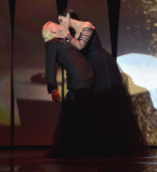 Канны-2017: сеть взорвало видео страстного поцелуя Моники Беллуччи и известного комика на сцене