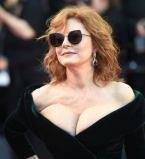 Сьюзан Сарандон обескуражила публику глубоким декольте на Каннском фестивале-2017