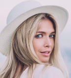 Вера Брежнева перекрасила волосы в розовый цвет