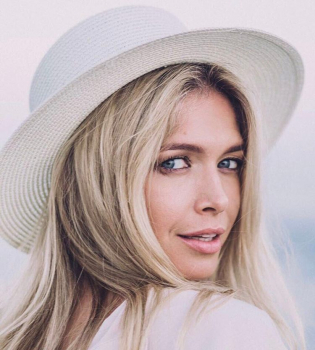 Вера Брежнева перекрасила волосы в розовый цвет