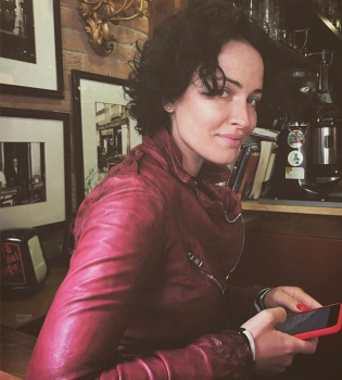 Даша Астафьева поделилась откровенным фото с оголенной грудью