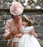 Само умиление: Кейт Миддлтон с детьми на свадьбе Пиппы Миддлтон