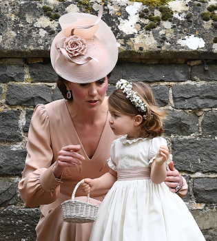 Само умиление: Кейт Миддлтон с детьми на свадьбе Пиппы Миддлтон