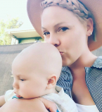 Пинк и ее подросший сын