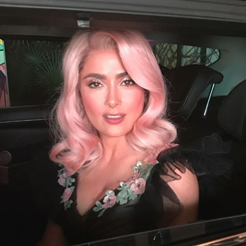 Сальма Хайек появилась на вечеринке в Каннах с розовым цветом волос