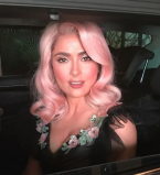 Сальма Хайек появилась на вечеринке в Каннах с розовым цветом волос