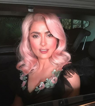 Сальма Хайек появилась на вечеринке в Каннах с розовым цветом волос