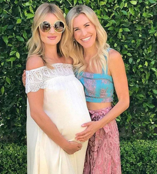 Беременная Роузи Хантингтон-Уайтли устроила вечеринку в честь скорого рождения первенца