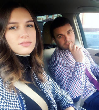 Беременная вторым ребенком жена Григория Решетника показала большой животик