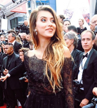 Регина Тодоренко впервые появилась на красной дорожке Каннского фестиваля-2017
