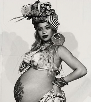 Смело: Бейонсе надела тюрбан на голову и сделала огромное тату на беременном животе