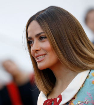 Сальма Хайек с новой прической блистает на красной дорожке Канн вместе с супругом