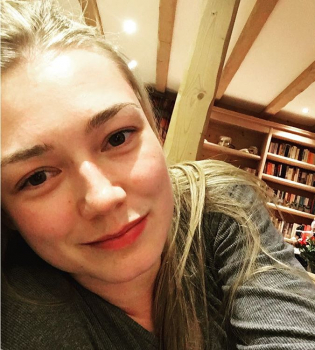 Оксана Акиньшина поделилась первым фото с новорожденной дочерью