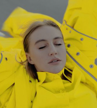 Экс-Ева Бушмина в кислотно-желтом плаще прогулялась по Лос-Анджелесу