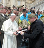 Папа Римский в Ватикане с журналом Viva Переможці