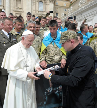 Папа Римский в Ватикане с журналом Viva Переможці