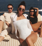 Пляжные хроники: Кендалл Дженнер и Кортни Кардашьян отдыхают на яхте в Каннах