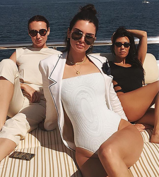 Пляжные хроники: Кендалл Дженнер и Кортни Кардашьян отдыхают на яхте в Каннах