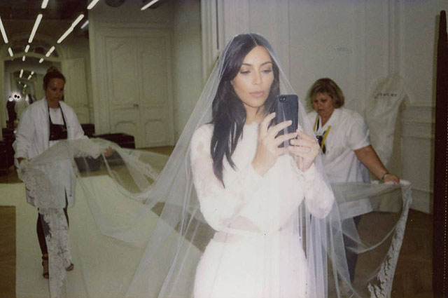 Ким Кардашьян поделилась уникальными фото в свадебном платье и поздравила Канье Уэста с годовщиной