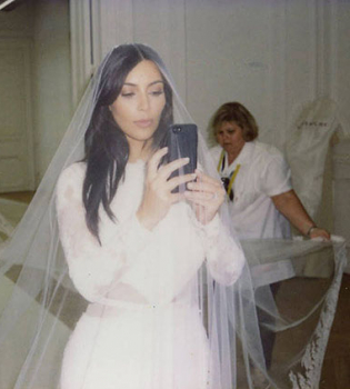 Ким Кардашьян поделилась уникальными фото в свадебном платье и поздравила Канье Уэста с годовщиной