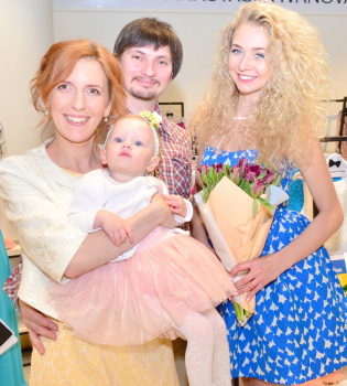 Иллария с мужем и дочерью посетили презентацию Анастасии Ивановой