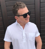 Папа на прогулке: Юрий Горбунов поделился трогательным фото с сыном