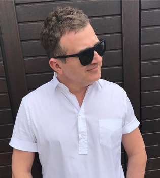 Папа на прогулке: Юрий Горбунов поделился трогательным фото с сыном