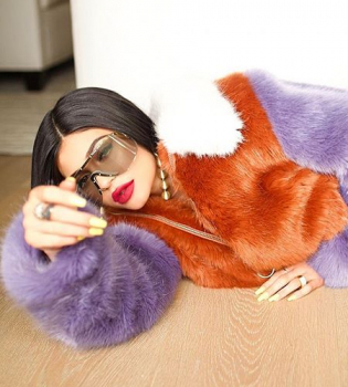 Обнаженная и в мехах: Кайли Дженнер поделилась соблазнительными фото