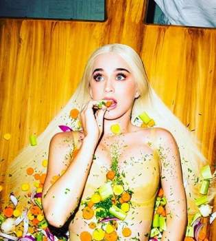 Полуголая в овощах: Кэти Перри позирует на кухне в образе блюда