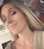 Молодая мама Катя Осадчая восхищает стройными ногами в коротком мини