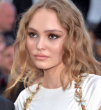 Малышка выросла: Лили-Роуз Депп отпраздновала 18-летие в сексуальном наряде