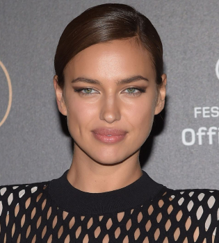 Ирина Шейк обескуражила публику сексуальным платьем в сетку