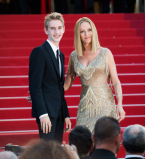 Ума Турман пришла на закрытие Каннского фестиваля-2017 с сыном