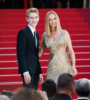 Ума Турман пришла на закрытие Каннского фестиваля-2017 с сыном