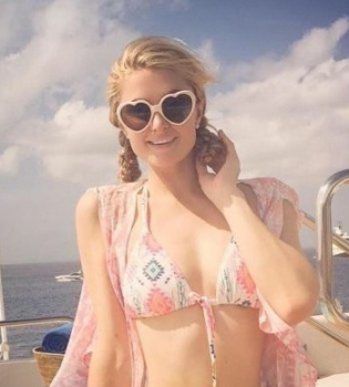 Привет с Ибицы: Пэрис Хилтон показала идеальную фигуру в бикини