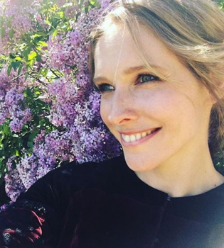 Катя Осадчая отпраздновала День Киева в стильном небесно-голубом костюме