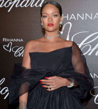 В сети активно обсуждают первую беременность певицы Рианны