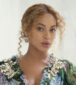 Бейонсе позирует в бикини на последних месяцах беременности