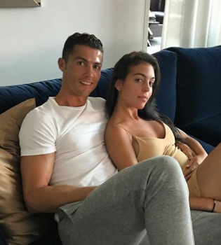 Он все же будет папой: в сети появились новые фото Криштиану Роналду с беременной возлюбленной