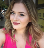 Известная модель plus-size поделилась секретами подбора одежды на пышные формы