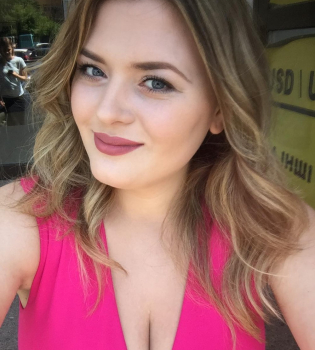 Известная модель plus-size поделилась секретами подбора одежды на пышные формы