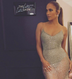 Без макияжа и с пучком на голове: Дженнифер Лопес показала, как выглядит до выхода на сцену