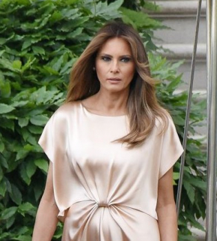 Мелания Трамп восхищает публику в шелковом платье Monique Lhuillier