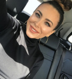 Ани Лорак помогла детскому дому продуктами и вещами