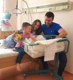 Григорий Решетник с семьей в роддоме